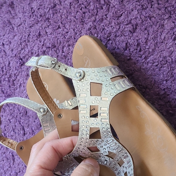 2 Pairs of Thong Sandals - Picture 8 of 8